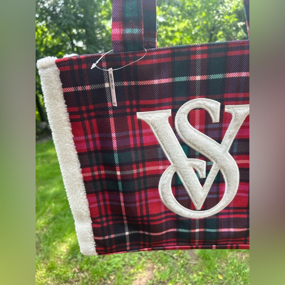 NWT Victoria Secret Plaid Sherpa Christmas Tote - Picture 6 of 15